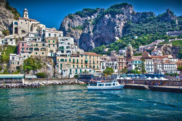 Die Stadt Italiens. Boot und Boot im Meer. Sauberes Wasser und ungewöhnliche Häuser