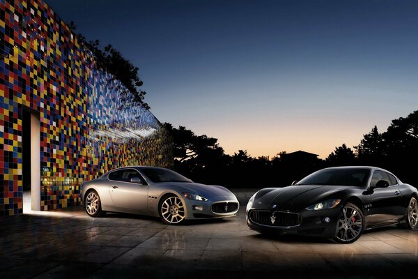 Dos coches Maserati en la pared de mosaico