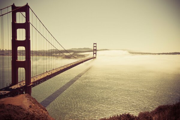 Pont de San Francisco immergé dans le brouillard