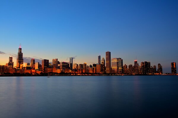 Tramonto sul lago della città di Chicago