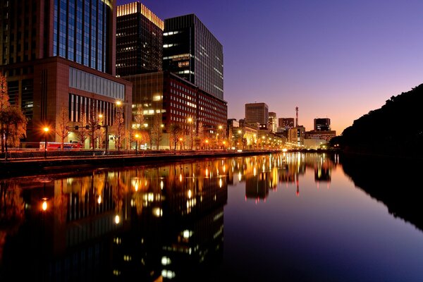 Luces nocturnas de Tokio en el reflejo del río