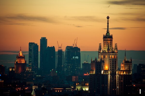 Schöner Sonnenuntergang in der Stadt Moskau