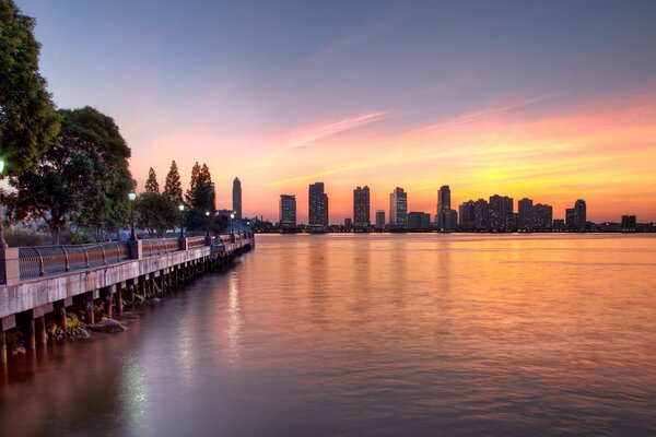 Sunset over New York s Hudson River