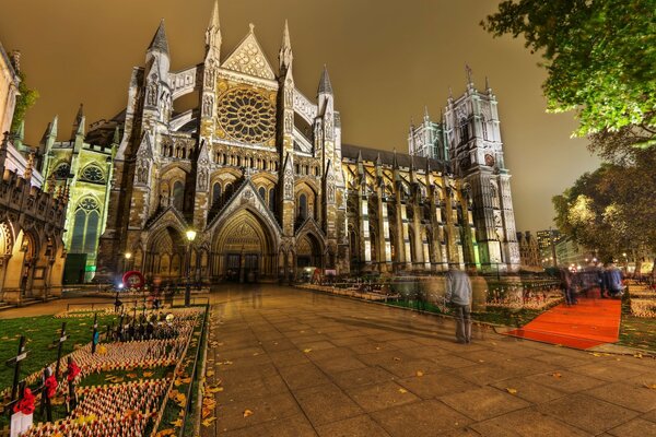 A palace at dusk in London