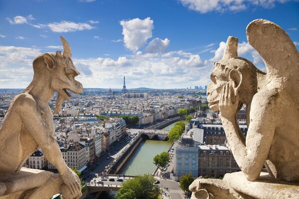 Gárgola gótica arquitectónica-vista de la ciudad en Francia