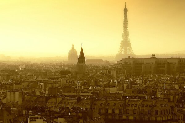 La torre Eiffel en la niebla del amanecer