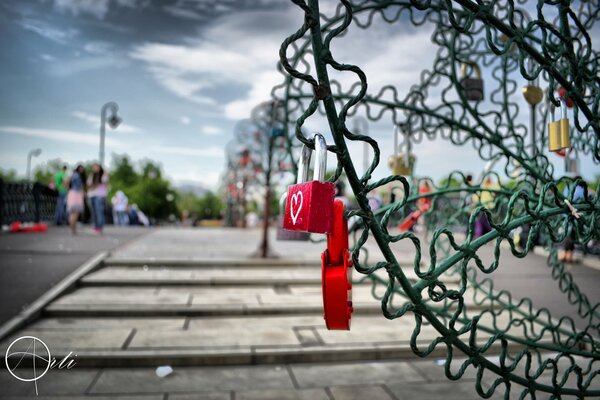 Rote Herzschlösser hängen an der Brücke