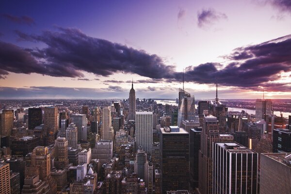 Vue du soir des immeubles de grande hauteur aux États-Unis