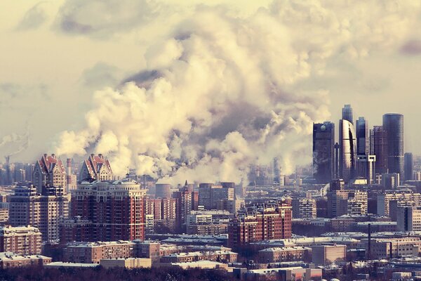 Smog Grigio urbano sopra la metropoli