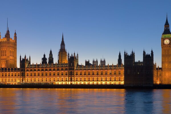 Vista del Big Ben contro il cielo blu