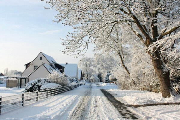 Winter verschneite Straße im Dorf