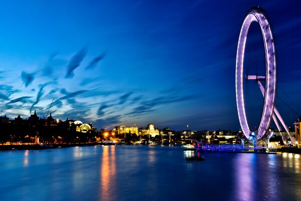 Riesenrad an der Londoner Uferpromenade