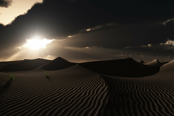 Tramonto straordinario nel deserto caldo