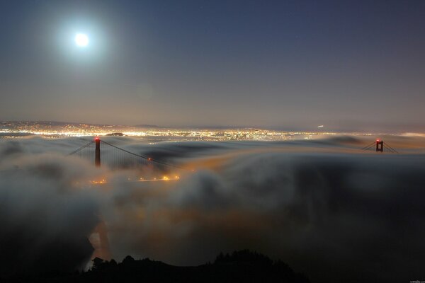 Les belles lumières de la ville qui traversent le brouillard