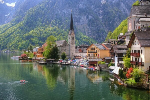 Iglesia y casas en la orilla del lago de la ciudad de Austria