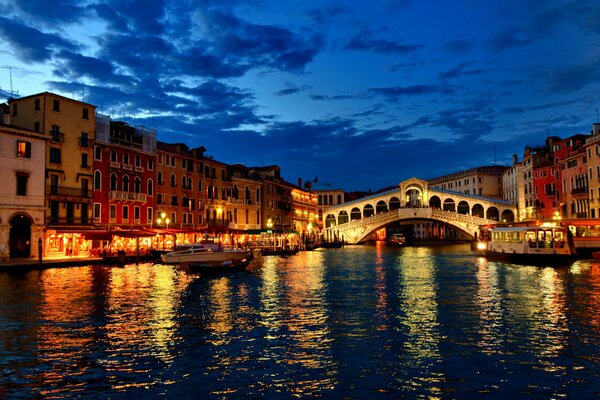 Canal d eau à Venise au coucher du soleil