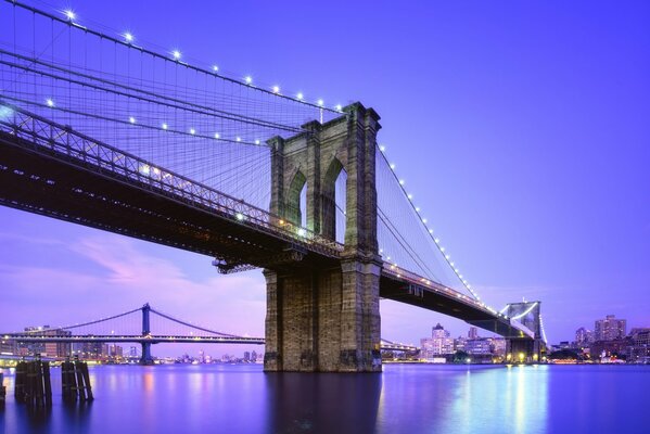 New Yorks Nachtbrücke Brooklyn Bridge