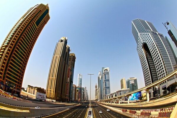 Autopista de Dubai con edificios altos