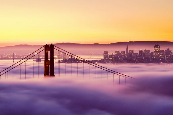 Golden Gate Bridge a San Francisco con tempo nebbioso al tramonto