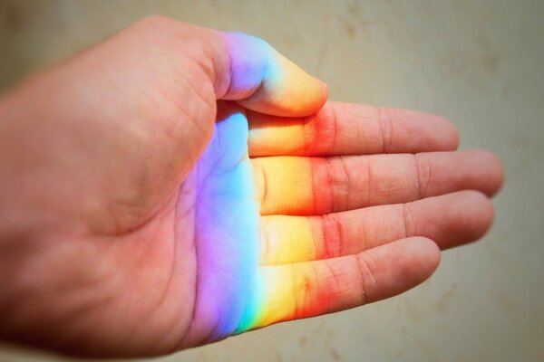 Arcobaleno sul palmo della mano in riprese macro