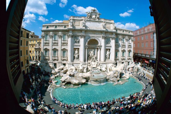 Menschen am Brunnen auf einem Platz in Italien