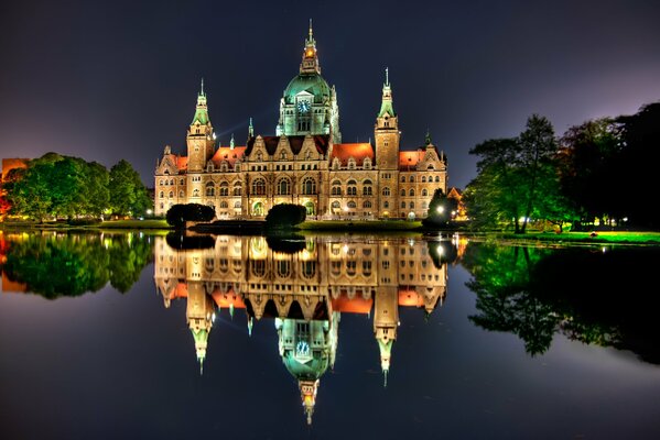 El castillo de la tarde en la orilla del lago y su reflejo en el agua reflejan