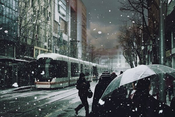 Regenschirme Schnee Menschen Straßenbahn