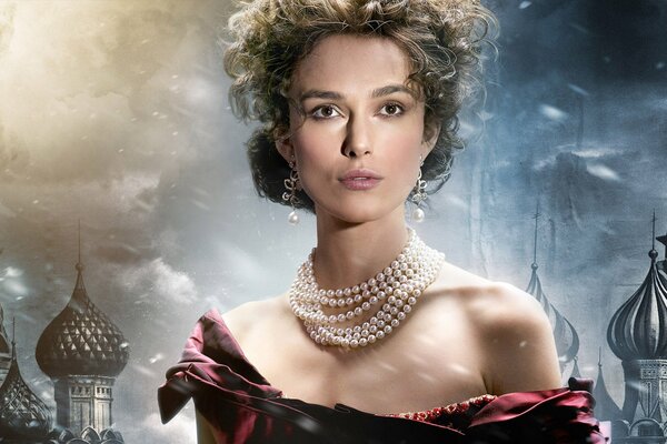 Keira Knightley. Das Mädchen ist Schauspielerin. Anna Karenina. Perlenkette