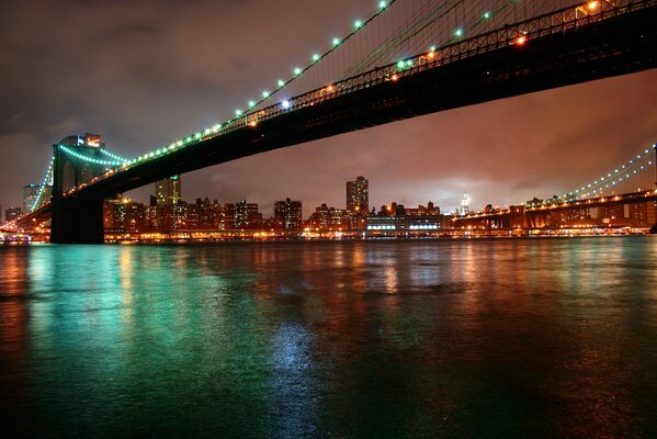 Puente de Brooklyn en luces nocturnas