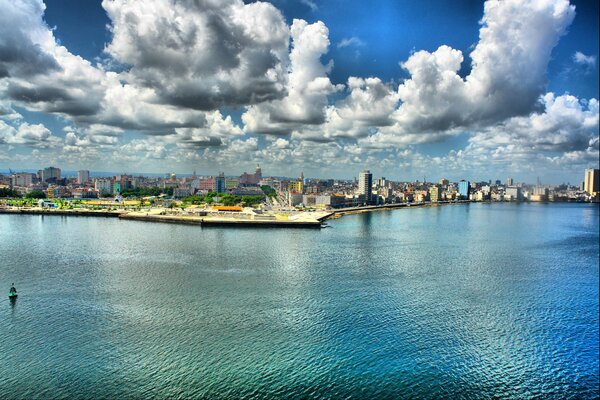 Image of the Havana embankment against the sky