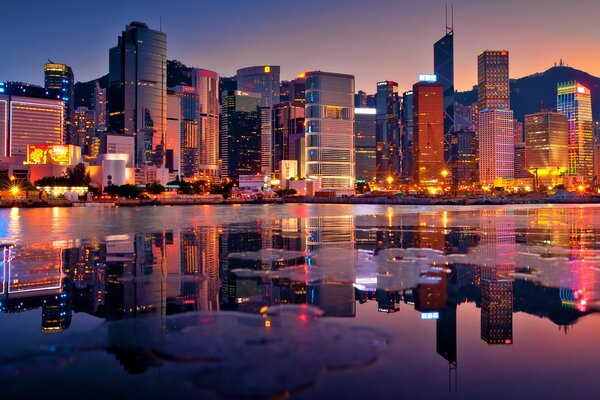 Hong Kong Wolkenkratzer bei Sonnenuntergang