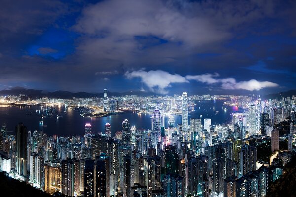 Vista sulla città. Affascinante Hong Kong nelle luci sui grattacieli