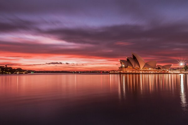 Opéra House dans la ville de Sydney au coucher du soleil dans sa Grandeur