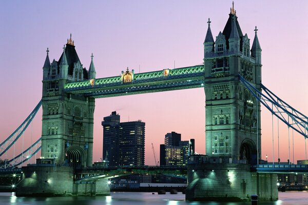 Torre de Londres en el Támesis