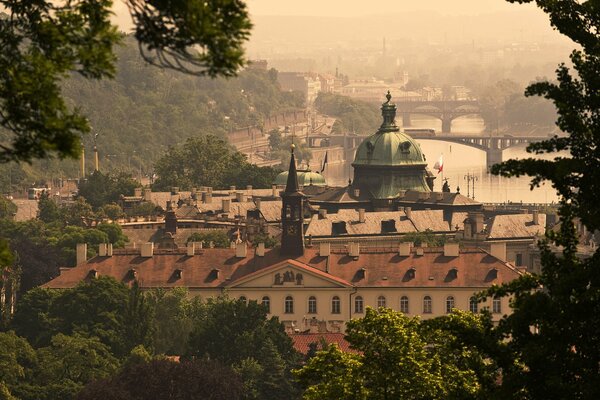 Pont sur la rivière à Prague