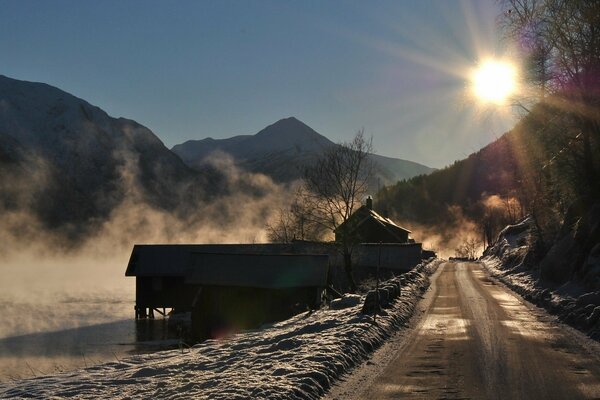 Soleil doux illuminant la route d hiver qui passe près du lac