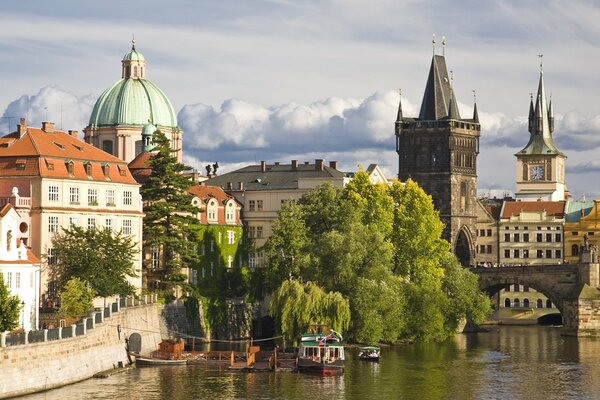 Centro storico di Praga contro un cielo nuvoloso