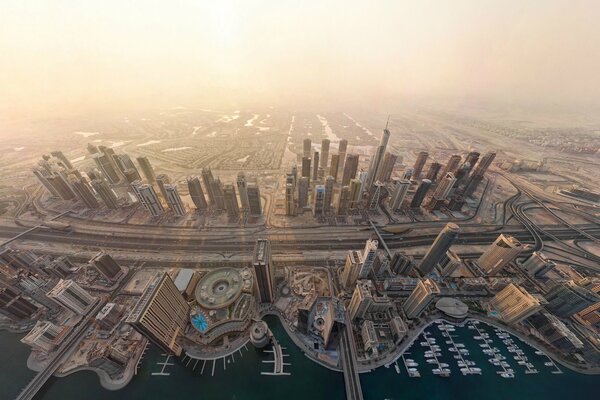 Edificios de varios pisos en Dubai por la tarde