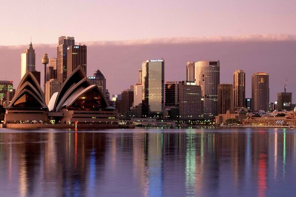 Sydney w odbiciu wody z pięknym niebem