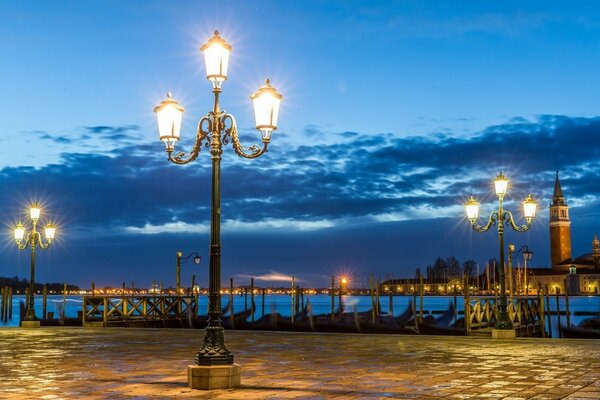 Brennende Laternen auf dem Platz in Venedig