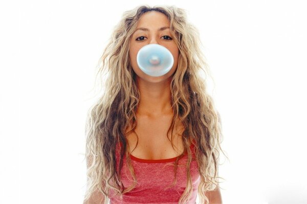 La cantante Shakira revienta una burbuja de chicle