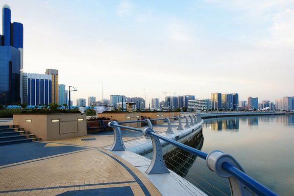 Moderne Uferpromenade in den arabischen Emiraten