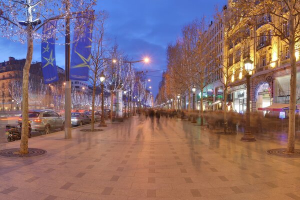 Guirlandes et décorations sur la place à Paris