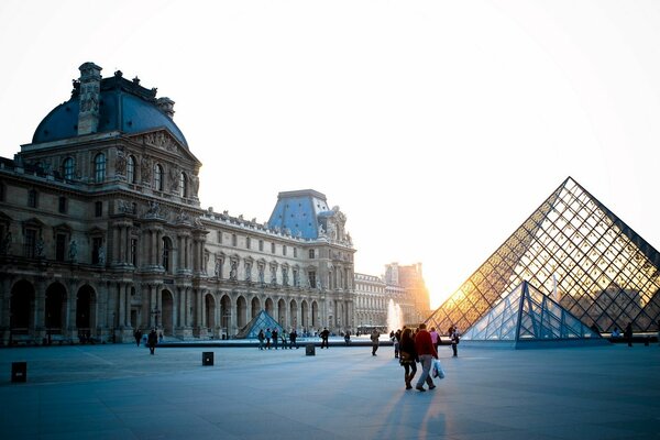 Il Museo del Louvre e la piazza vicina