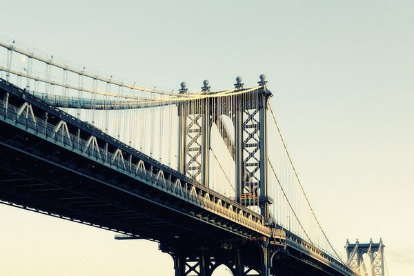 Pont massif de Manhattan au lever du soleil