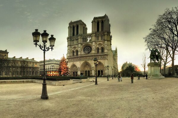 Plaza de invierno de París con la Catedral de Notre Dame de París y el monumento a Carlomagno