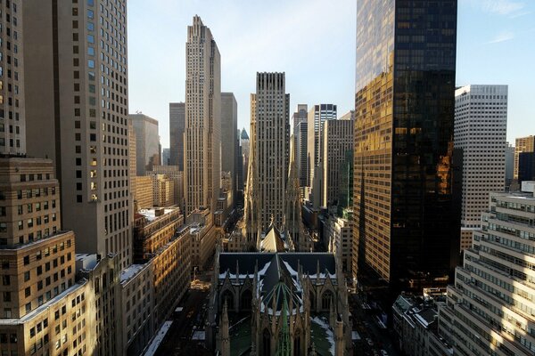 Wunderschöne Wolkenkratzer in Manhattan, die in der Morgensonne leuchten