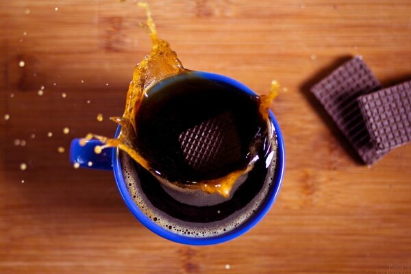 Café éclaboussé avec des bonbons et du chocolat