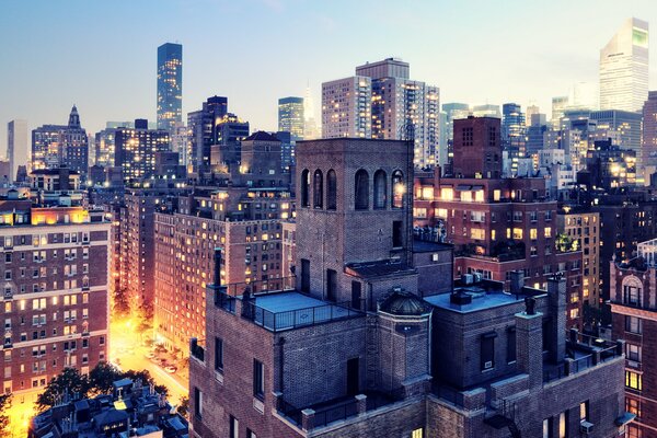 Las luces de los rascacielos de la noche de nueva York