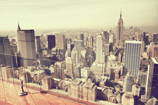 Rascacielos de nueva York desde el techo de una casa